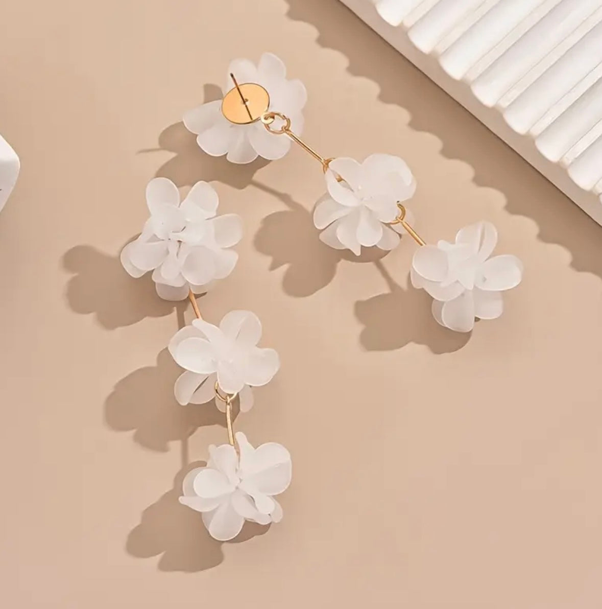 White 3D Floral Long Drop Earrings for Women – Elegant Resin Flower Design with Gold-Tone Accents, Ideal for Casual Wear and Parties