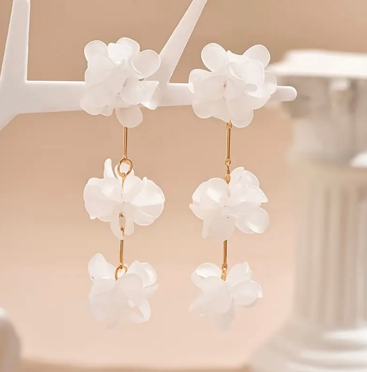 White 3D Floral Long Drop Earrings for Women – Elegant Resin Flower Design with Gold-Tone Accents, Ideal for Casual Wear and Parties