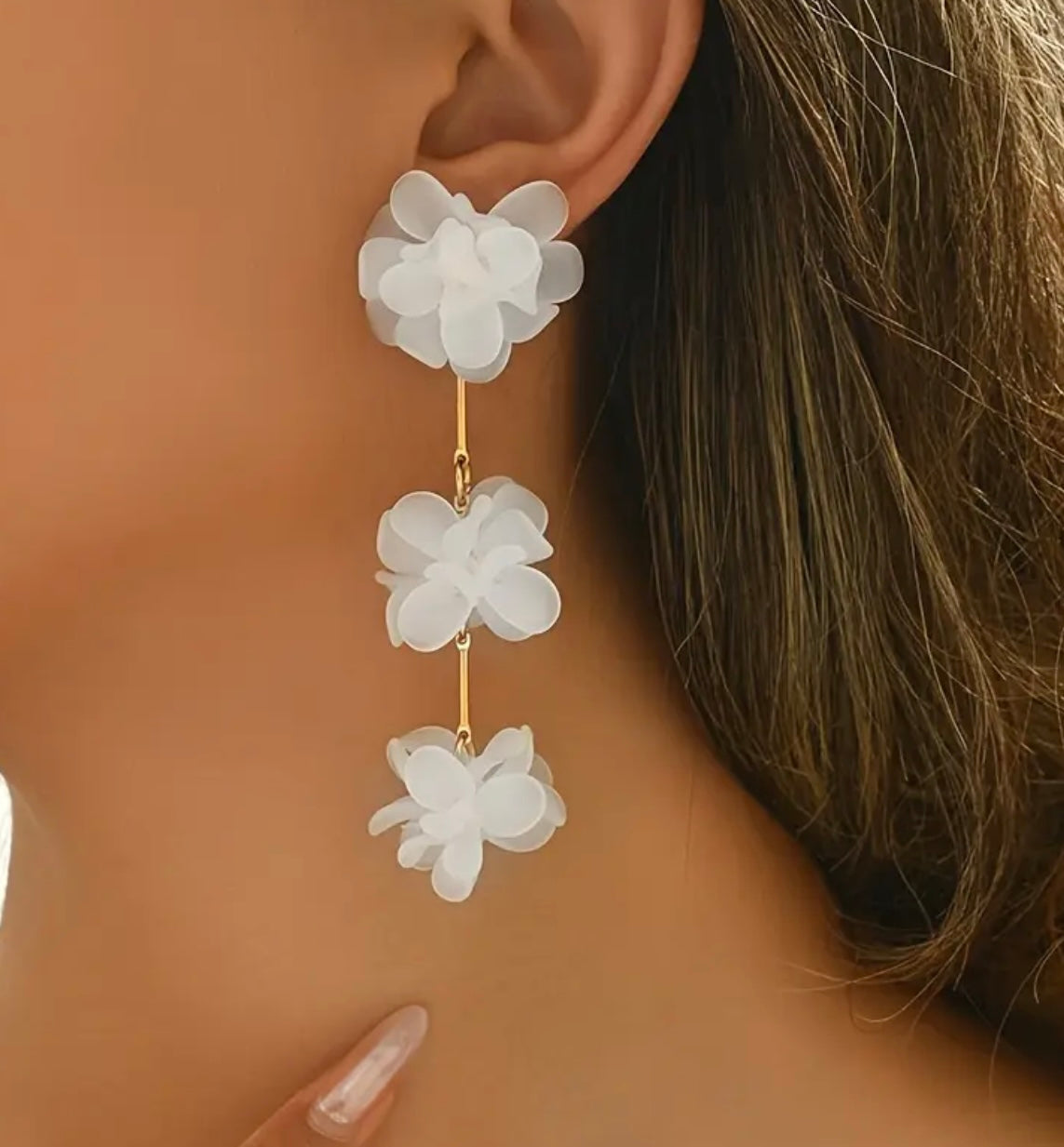 White 3D Floral Long Drop Earrings for Women – Elegant Resin Flower Design with Gold-Tone Accents, Ideal for Casual Wear and Parties