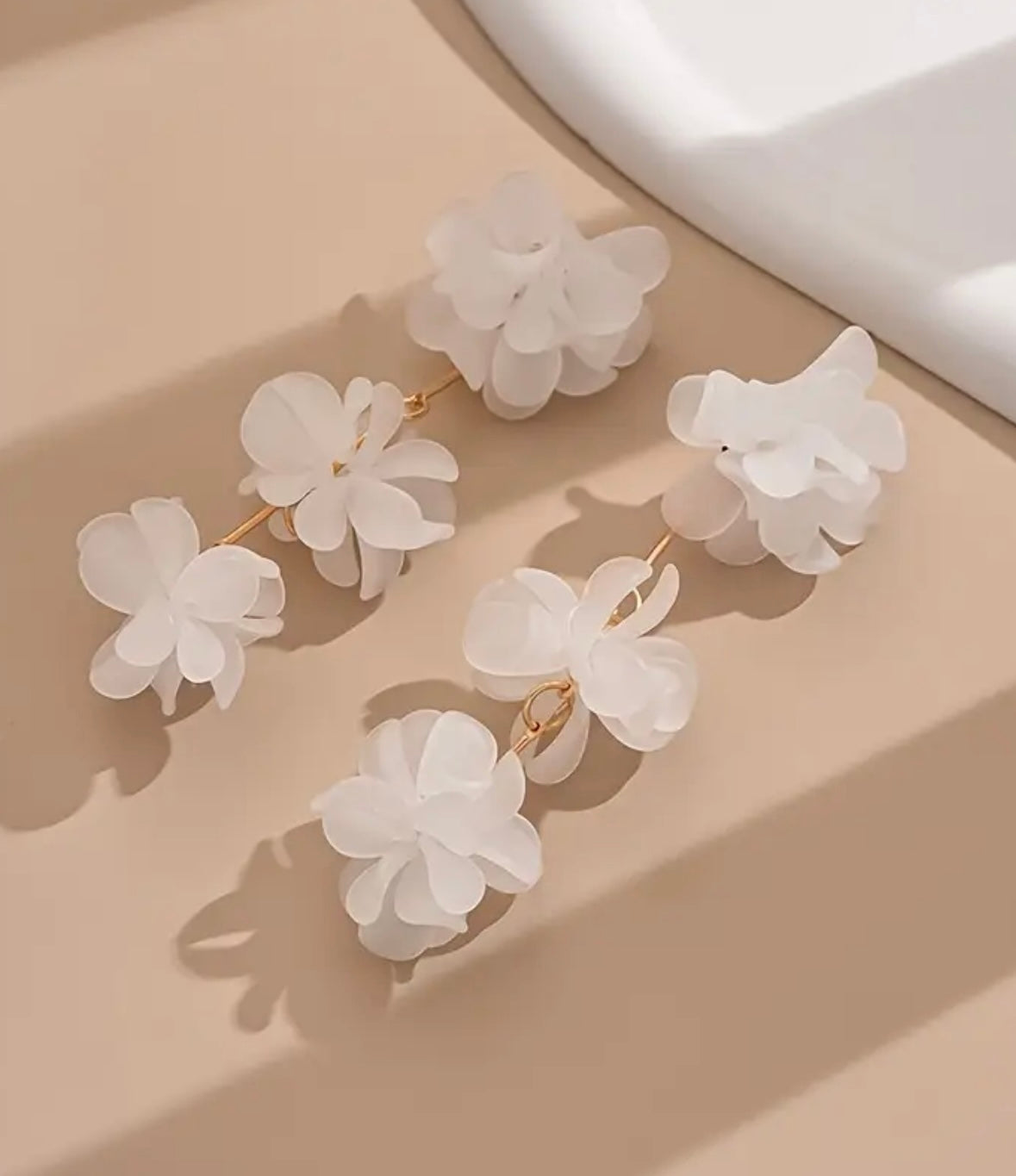 White 3D Floral Long Drop Earrings for Women – Elegant Resin Flower Design with Gold-Tone Accents, Ideal for Casual Wear and Parties